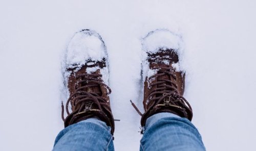 Ortopedi uzmanı uyardı: 'Kışın düşmemek için ayakkabı seçimi önemli'