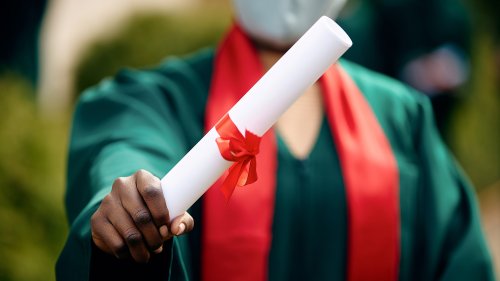 Les diplômes ont-ils perdu de leur valeur ? - Curieux!