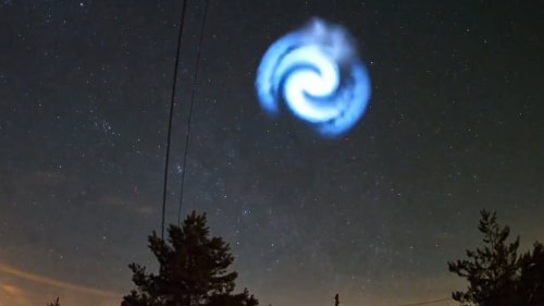 Une étrange spirale lumineuse dans le ciel ? 🌀 - Curieux!