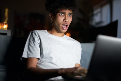 Sur Internet, des adolescents confrontés de plus en plus jeunes à des images pornographiques - Curieux!
