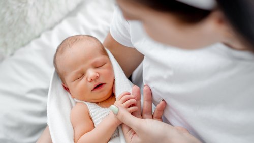 Dépistage néonatal : des centaines de maladies rares bientôt détectées ? - Curieux!