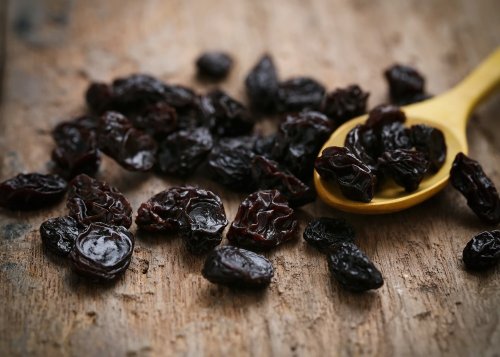 What is the effect of supplementing raisins on improving cognitive performance, cardiovascular risk factors, and markers of inflammation?