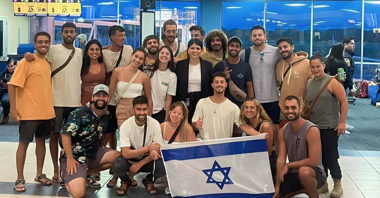 A photo of Israelis in Panama returning home to join the IDF went viral after getting accused of being AI-generated