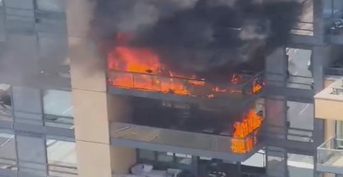Dramatic fire engulfs apartment building in downtown Toronto in smoke (VIDEOS)