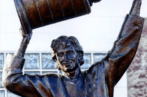 Edmonton Oilers’ Wayne Gretzky statue covered in feces