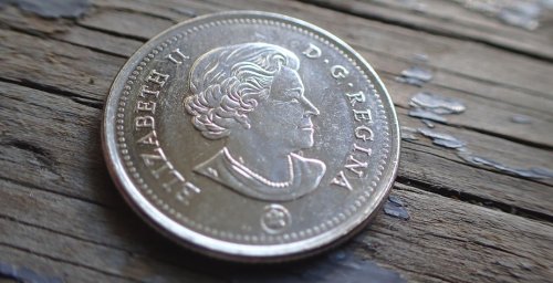 Canada releases $5 coin in honour of Queen Elizabeth and it's dazzling (PHOTOS)
