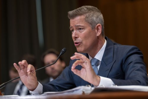 Sean Duffy is too busy decorating to fix air safety crisis