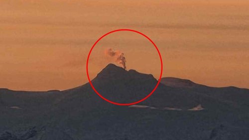 BREAKING NEWSViolent earthquake swarm strikes just miles from major volcano on brink of exploding... sparking eruption fears