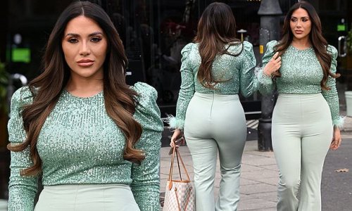 Towie S Chloe Brockett Flaunts Her Incredible Curves In Figure Hugging Green Trousers And