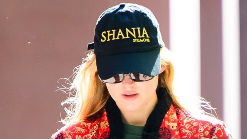 Major Hollywood actress wears Shania Twain baseball cap to conceal her identity... hint it is not Gigi Hadid