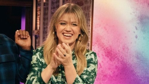Kelly Clarkson, 41, shows off her weight loss in a green-and-white dress as she interviews Mark...
