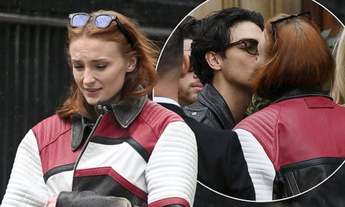 Picture Exclusive Sophie Turner Shares A Kiss With Husband Joe Jonas