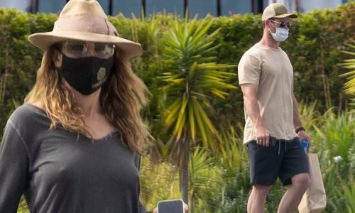 Elsa Pataky Goes Braless And Barefoot As She Steps Out With Husband Chris Hemsworth In Byron Bay