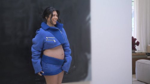 Kourtney Kardashian suffers wardrobe malfunction in VERY skimpy mini skirt and leaves daughter...