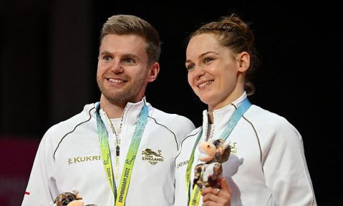 England miss out on badminton gold at Commonwealth Games as Marcus Ellis and Lauren Smith are beaten in mixed doubles final by Singapore pair