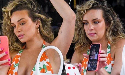 Abbie Chatfield snaps selfies at lobster lunch in Sydney