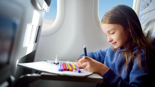 plane-passenger-sparks-fierce-debate-after-reporting-a-six-year-old