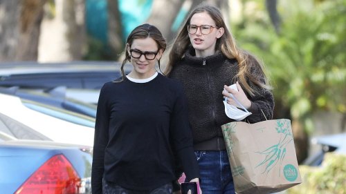 Violet Affleck towers over 5ft8in mom Jennifer Garner as they look like sisters on grocery run