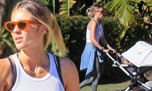 Elyse Knowles shows off her slender post-baby body on Byron Bay stroll