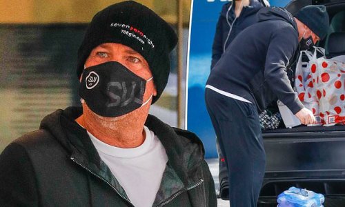 Shane Warne drops a heavy case of water onto his foot