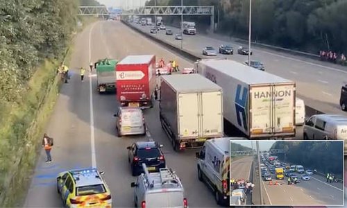 Eco-mob block M25 AGAIN as protesters run on the main carriageway
