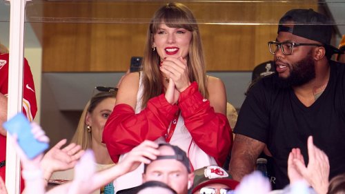 Taylor Swift gives new BFF Brittany Mahomes a lift to Green Bay! Pop megastar is hidden by umbrellas...