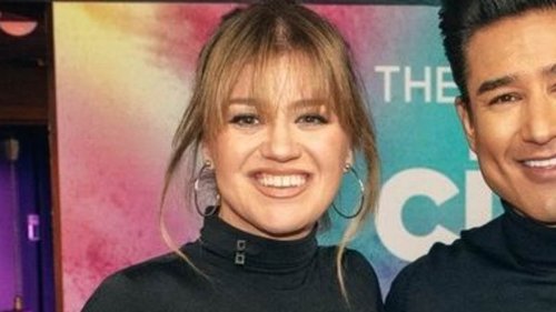 Kelly Clarkson, 41, flaunts her newly slender figure in a skintight top and belted skirt... after...