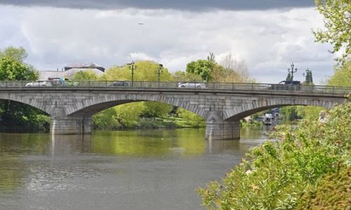 Police appeal to find hero who jumped into Thames to save two babies