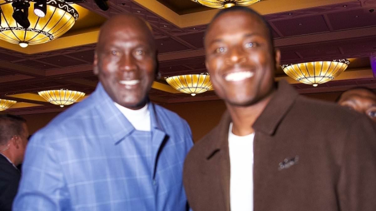 Michael Jordan fan ripped on social media for blurry photo with icon