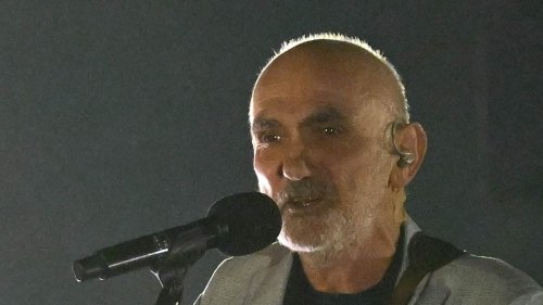 Aussie icons Paul Kelly and Adam Briggs stun AFL crowd as they perform at the MCG in Melbourne