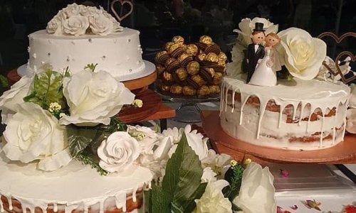 Bride puts together her own wedding cake using supermarket mudcakes
