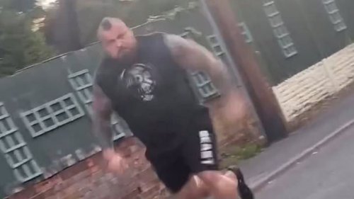 BREAKING NEWSMoment former World's Strongest Man Eddie Hall chases after car screaming 'I'll rip your head off' after drivers outside his house 'scared his children'