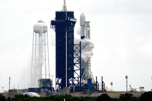 Rocket-ship traffic jam delays SpaceX launch at busy Cape Canaveral
