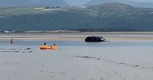 Beachgoers watch as 4x4 gets stuck on sandbank after driver 'ignored' warnings from wardens