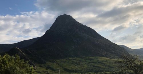 Teenager 'lucky to be alive' after plunging 30 feet from Snowdonia peak