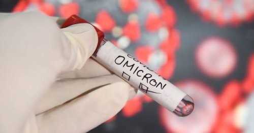 What are the symptoms of the BA4 and BA5 Omicron variants and how widespread are they?