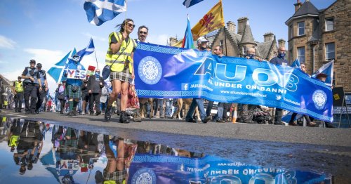 Independence marchers slammed for chanting 'Tory scum' going through Stirling