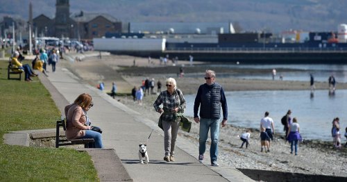 Signs welcoming visitors to Helensburgh removed with council chiefs unaware why