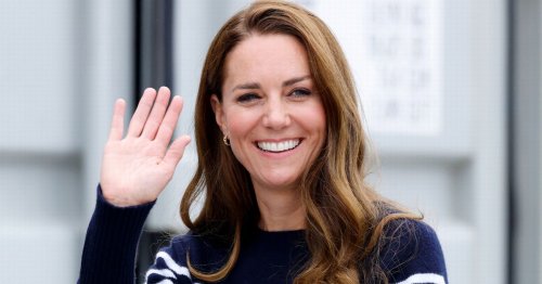 Kate Middleton wows crowds in white shorts as she joins sailors on ...