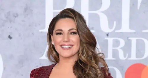 Kelly Brook declares ‘I look better naked’ as clothes just ‘let her down’
