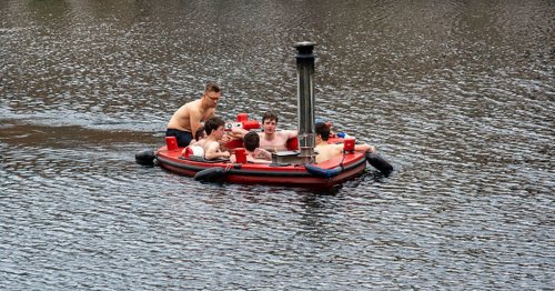Bloke on romantic date in London hot tub boat 'mocked and pelted with ice cubes'