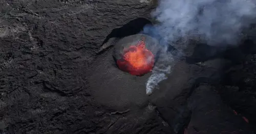 Tourists defy order and head to Iceland site where volcano has been spewing lava