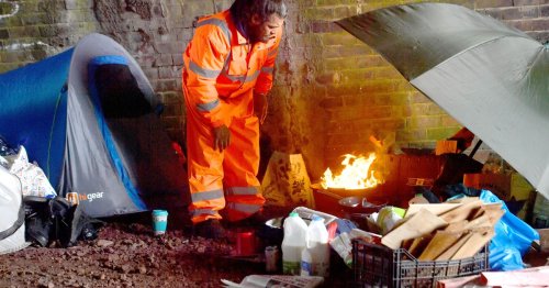Homeless dad, 36, living under railway bridge to prove he can look after little girl