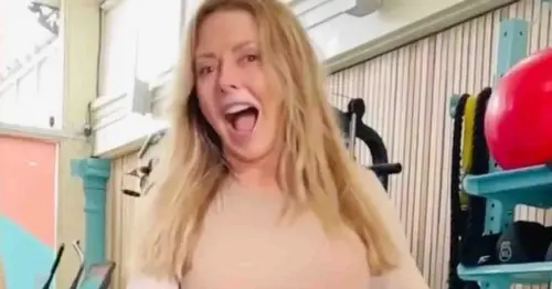 Carol Vorderman parades 'rear of the year' in skintight leggings as fans go wild