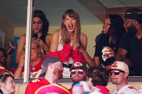 Watch As Taylor Swift Goes Wild & Shouts “Let’s F***ing Go” When Travis Kelce Scores TD Against Hapless Bears; Fox Switches Out Of Blowout At Halftime