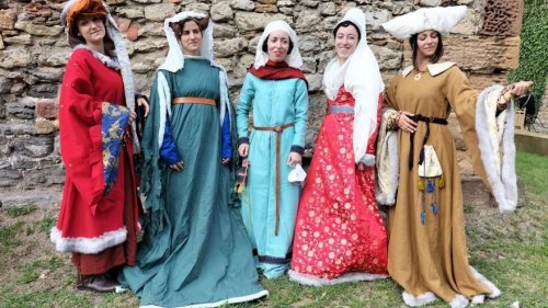 La alta costura de la Edad Media desfila en el castillo de Muñatones