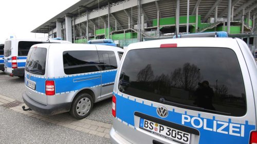 „Diesen Vorwurf können wir nicht bestätigen“: Polizei Wolfsburg widerspricht Werder-Fans nach Kontroll-Aktion