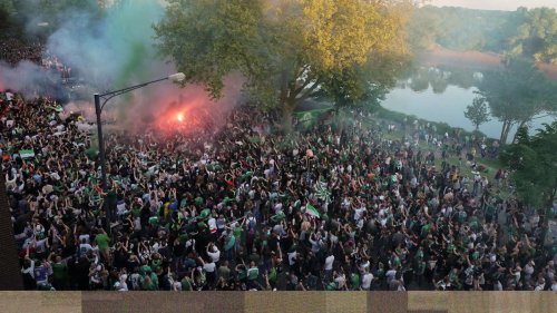 Ekstase am Osterdeich: Werder-Fans erleben mit der Mannschaft eine riesige Party - keine Feier am Montag