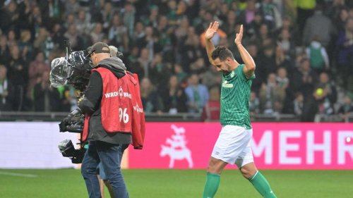 Das Abschiedsspiel von Werder-Legende Claudio Pizarro im Live-Ticker: Pizarro legt zum Abschied seine Fußballschuhe in den Mittelkreis