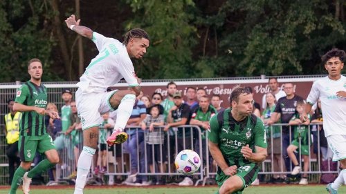 Sommerkick im Sauerland: Njinmah lässt Werder gegen Gladbach jubeln